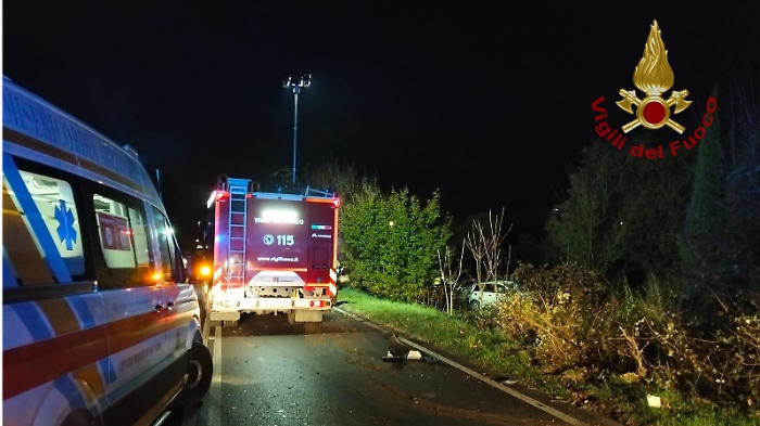 Auto finisce fuori strada dopo un incidente lungo il raccordo Arezzo-Battifolle