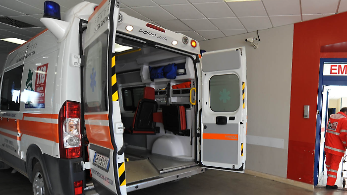 Un ventenne ferito in un incidente tra una moto e un'auto: trasferito in ambulanza all'ospedale di Arezzo