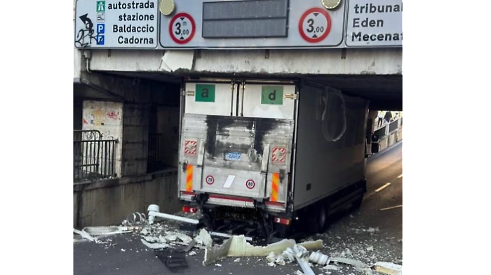 Camion incastrato nel sottopassaggio di via Vittorio Veneto ad Arezzo
