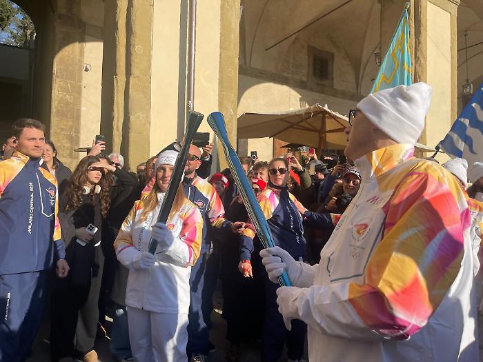 Dalla prima accensione allo stadio al trionfo in piazza Grande: la fiamma olimpica illumina la città