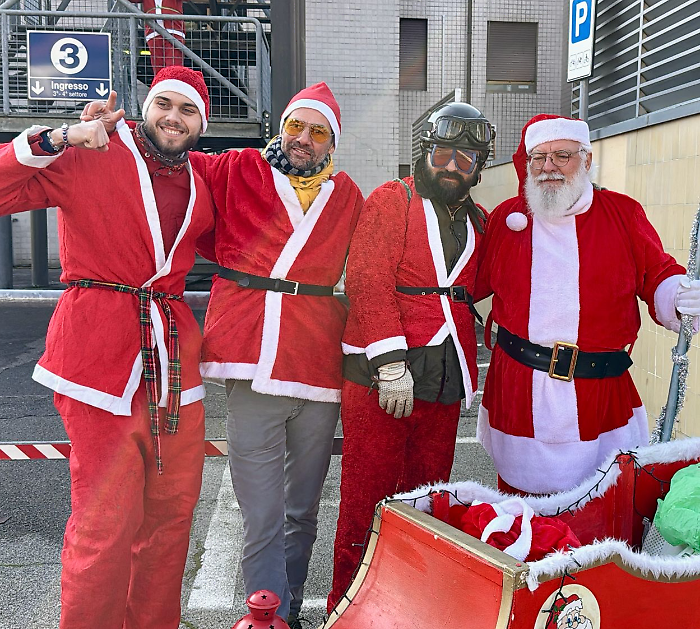 Babbo Natale arriva in moto, i regali ai bambini ricoverati in pediatria. L'invasione colorata di rosso