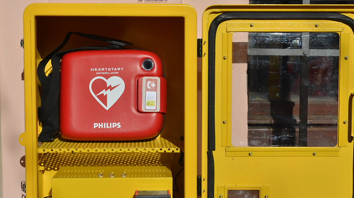 In arresto cardiaco, salvato grazie al defibrillatore e all'intervento di due impiegati in un ufficio