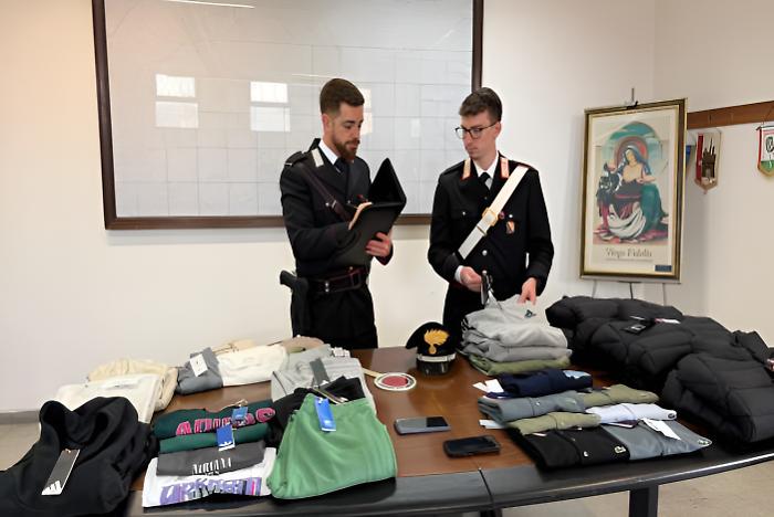Fermati i ladri pendolari: arrivavano in Toscana, rubavano capi d'abbigliamento nei negozi e li rivendevano in Romania