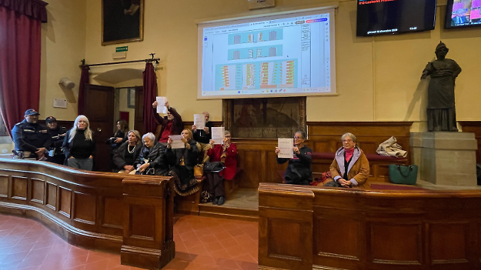 Approvata tra le proteste la variante di via Tiziano: torri residenziali al posto dell'area verde. Il dibattito