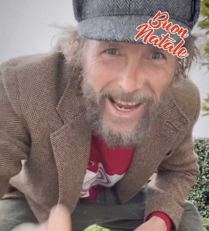 Lorenzo Jovanotti e gli auguri nel video con i suoi cani. Le prime date del tour estivo: Jova Summer Party