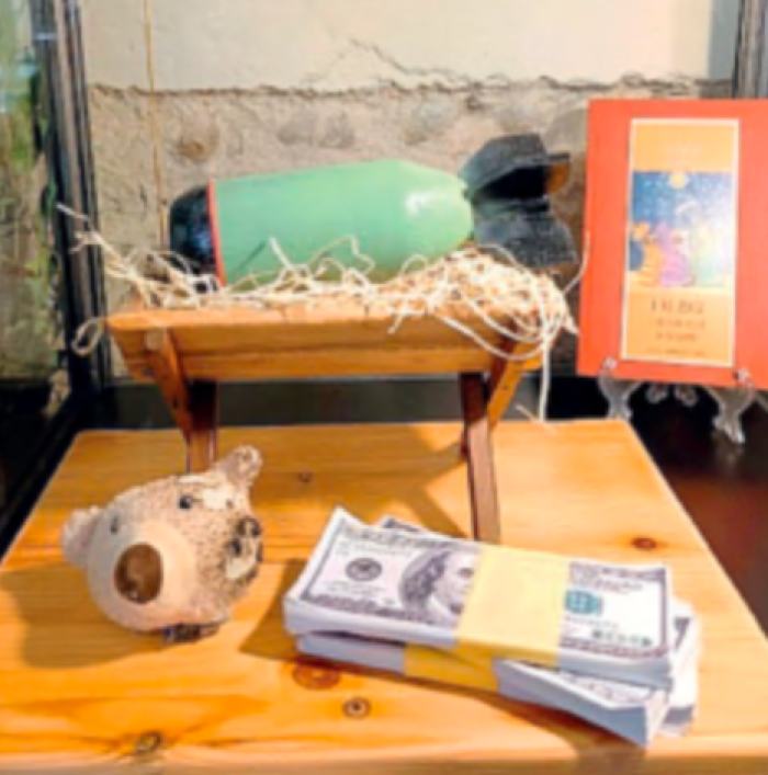 Una bomba al posto di Ges&ugrave; Bambino, il presepe shock contro le guerre 