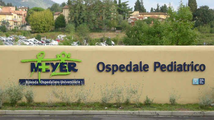 Bambino di 10 anni cade dal secondo piano di un palazzo: ricoverato all'ospedale Meyer