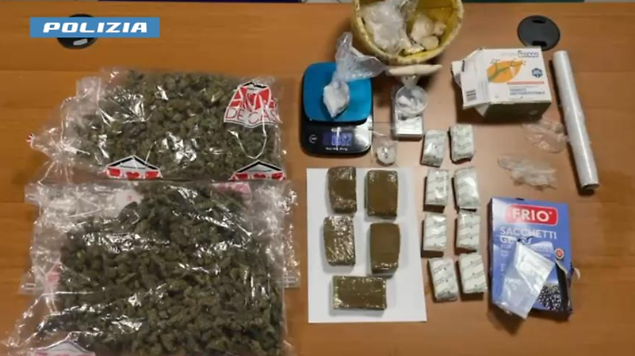 Droga in casa: la polizia trova un chilo di marijuana e 500 grammi di hashish. Arrestato 45enne