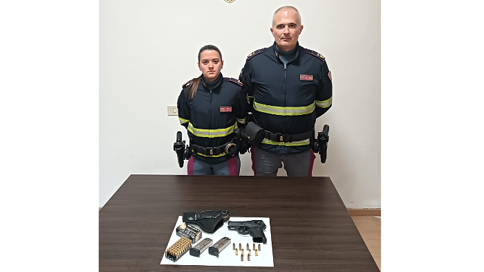 Pistola sotto il sedile dell'auto e in casa mezzo chilo di marijuana: arrestato dalla polizia