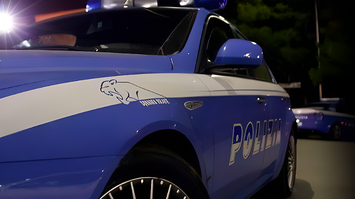 Scappa con la Vespa rubata, inseguimento in citt&agrave;: sperona la Volante e viene arrestato