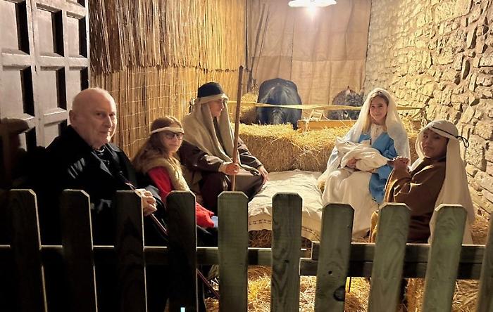 Anche don Alvaro nel presepe vivente