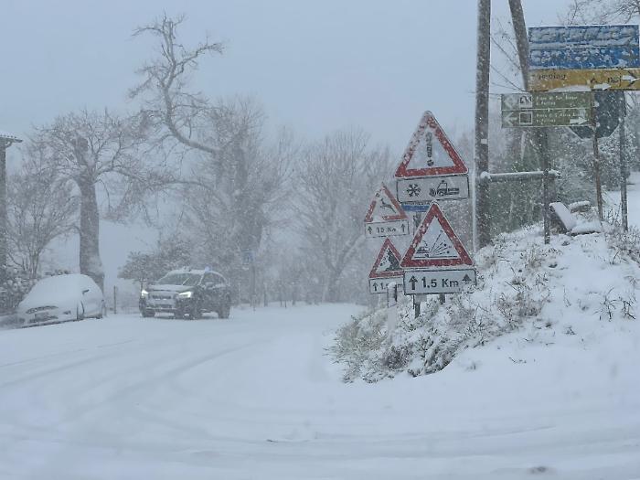 Neve in provincia di Arezzo, il punto della situazione. Disagi per la circolazione. Le decisioni sulle scuole. In aggiornamento