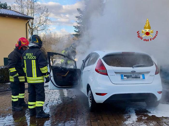 A fuoco auto a gpl, attimi di paura. Poi i Vigili del fuoco dominano le fiamme