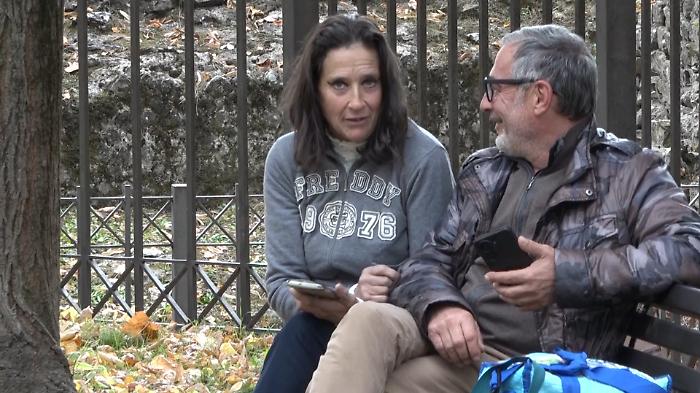 Senzatetto sfrattati dalla strada: "Hanno buttato via i nostri sacchi a pelo e le nostre coperte". La Municipale: "C'era il rischio incendio"