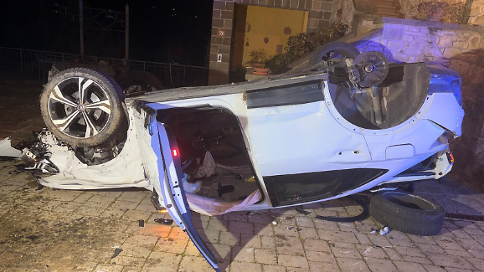 Uomo di 47 anni esce di strada con l'auto che si ribalta in una propriet&agrave; privata: trasportato in elicottero a Perugia