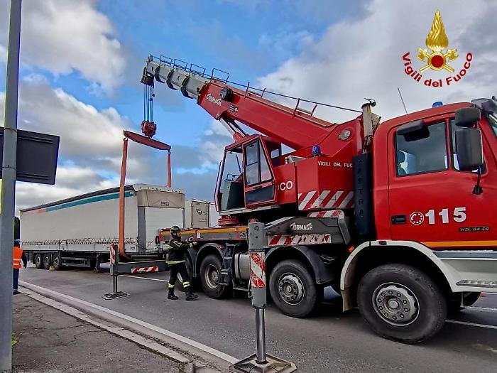 Camion si perde il rimorchio e la circolazione va in tilt. Prezioso intervento dei vigili del fuoco