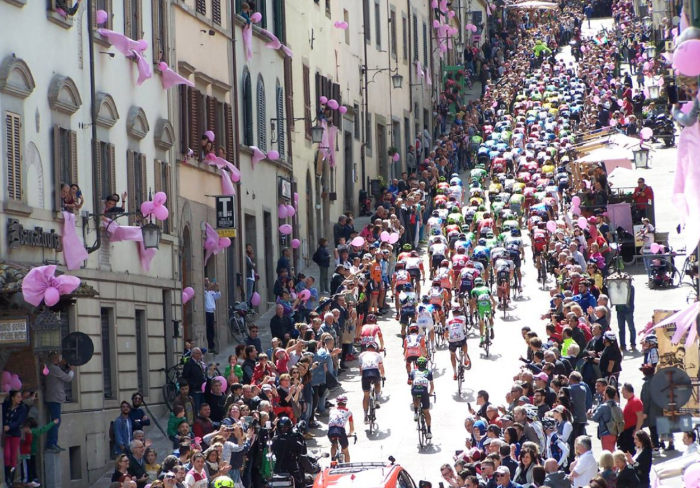 Il Giro d'Italia sulla salita di Anghiari