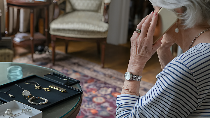 Si finge il nipote dell'anziana per truffarla: "Devo pagare le multe o mi arrestano". Presi gli imbroglioni con gioielli e fede del marito defunto