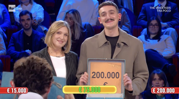 Affari tuoi, la scelta di cuore di pap&agrave; di Alessio: accetta 75 mila euro e ne perde 200 mila. Ma il vero premio &egrave; il piccolo Cesare