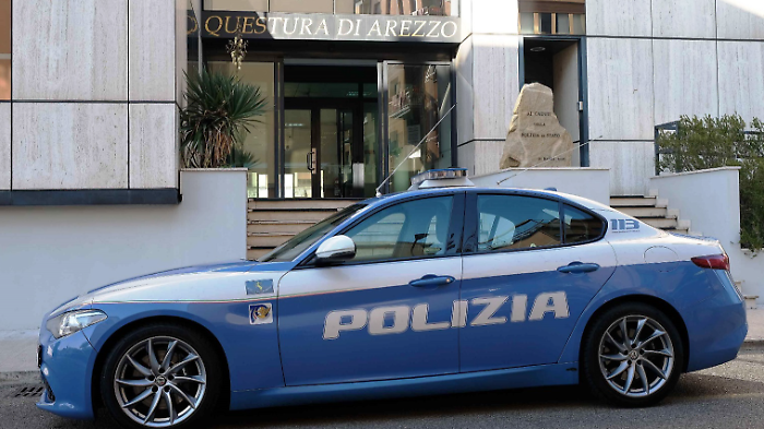 Ai domiciliari, ruba in un negozio del centro e per scappare strattona addetto alla sicurezza e un passante. Arrestato