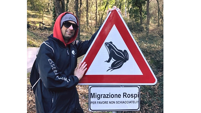 Volontari e cartelli in strada per salvare i rospi dalle auto