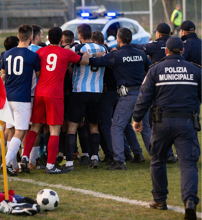 Calcio e razzismo, offeso giocatore di colore: si scatena la rissa. Ancora una partita finita a cazzotti. Sul campo arriva la polizia
