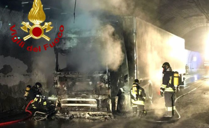 Autostrada A1 nel caos: camion che trasporta frutta va a fuoco in galleria. Lunghe code e automobilisti bloccate