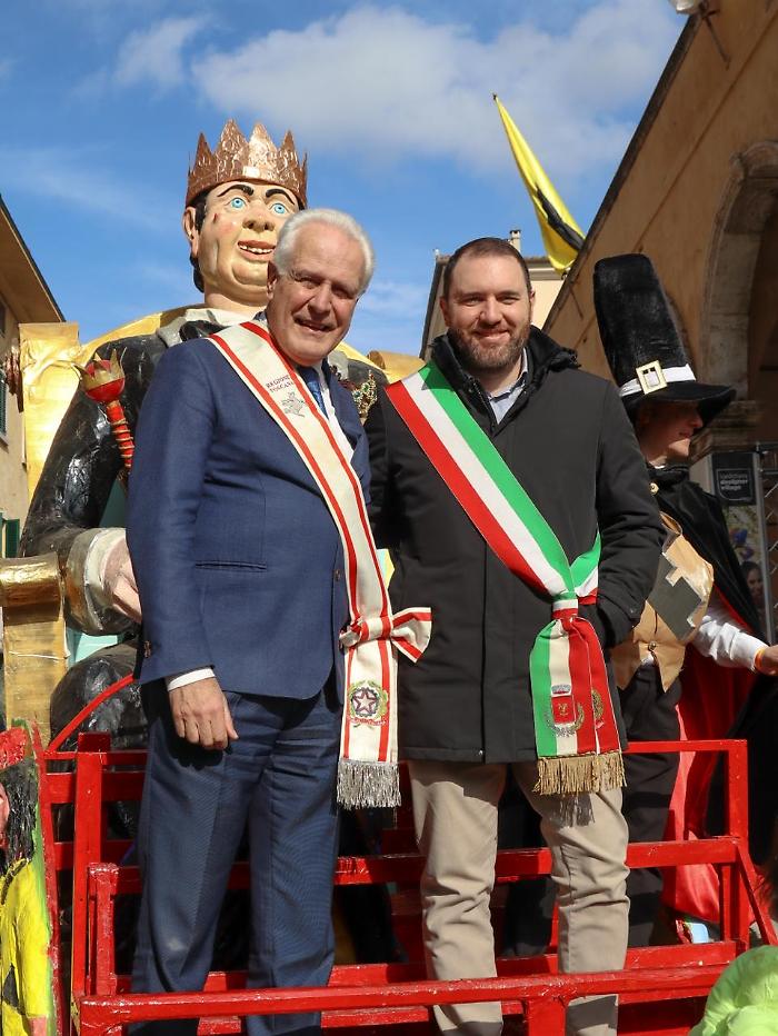 Al Carnevale la visita di Eugenio Giani diventa sopralluogo al teatro: riapertura nell'autunno 2026