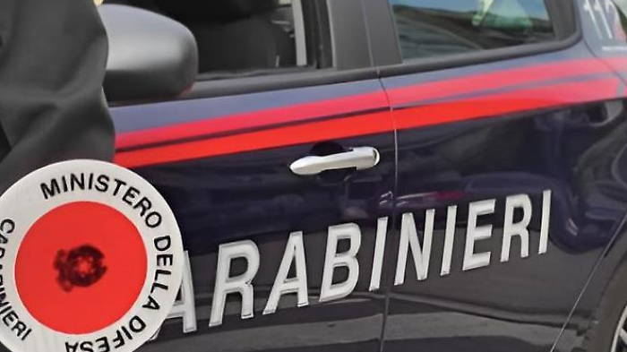Straniero prende a calci un carabiniere al supermercato e gli frattura la caviglia
