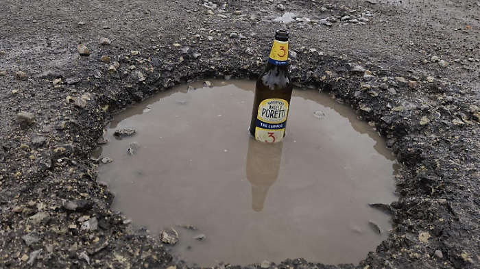 La bottiglia nella buca