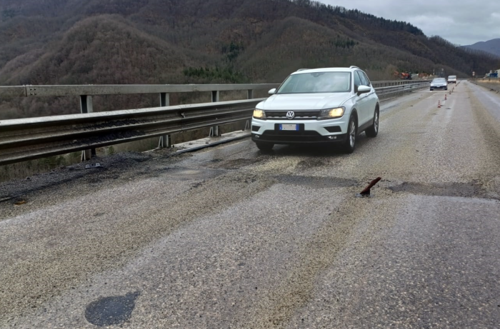 Ancora buche sulla E45 a causa della pioggia: diverse auto danneggiate. 