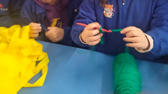 Sicurezza stradale, l'arte dell'uncinetto e il pensiero computazionale, dalla radio ai podcast: progetti e incontri sotto la lente dell'inserto Scuola & lavoro