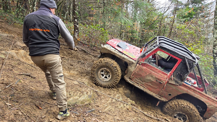 Passione 4x4: nei boschi con il fuoristrada tra fango, pietre e pendenze. "Ma rispettiamo l'ambiente e ripuliamo le vie"