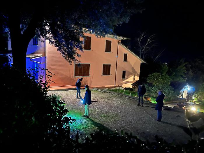 Ladro muore mentre scappa: furto in villa finisce nel sangue. Banda in fuga, caccia all'uomo