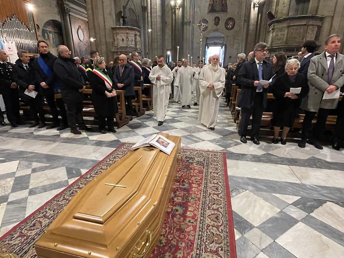 I funerali di monsignor Riccardo Fontana. L'addio al vescovo buono che si dedicava agli ultimi
