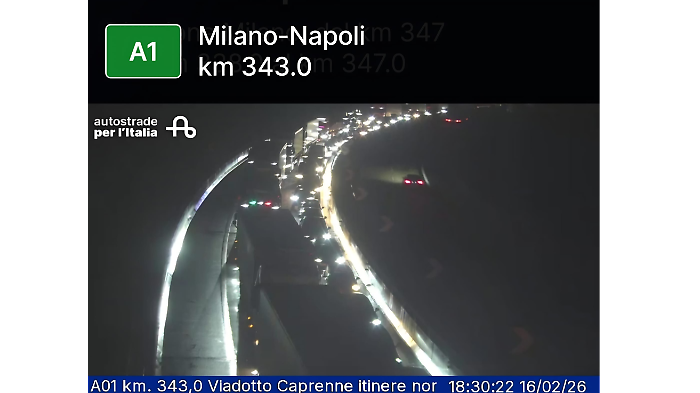 Groviglio in A1: sette feriti (due minori) nello scontro fra tre auto e due camion. Lunghe code