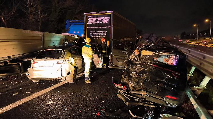 Pauroso scontro sull'Autostrada A1. Sette feriti, soccorritori al lavoro per ore. Traffico in tilt, lunghe code e disagi. Le foto