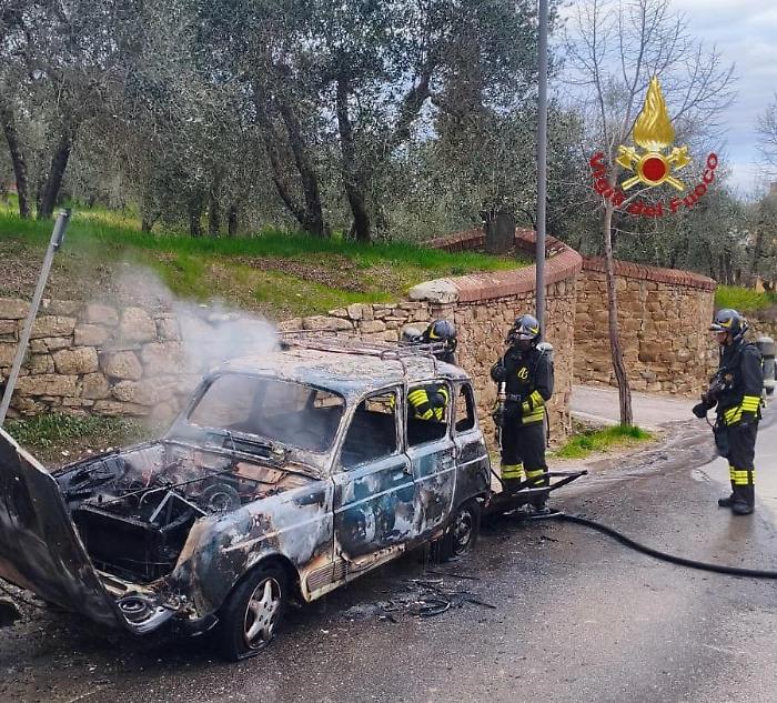 L'auto andata a fuoco