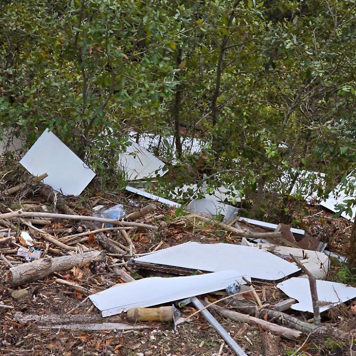 Una discarica abusiva tira l'altra: rifiuti di ogni tipo nei boschi. Immondizia abbandonata senza vergogna