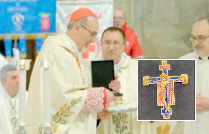 Il crocifisso gioiello donato al cardinale Pizzaballa. E' come quello di Ciampi: riproduce il Cristo di Cimabue