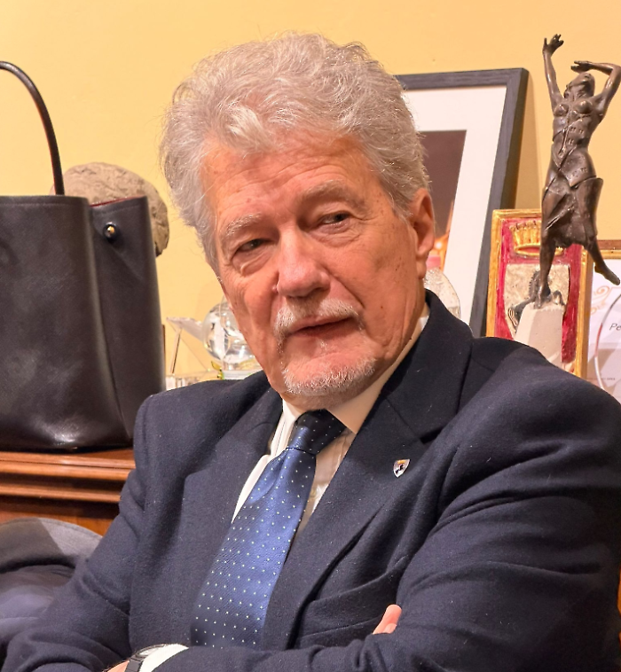 La corsa di Beppe Sugar Angiolini a sindaco. Ghinelli: "Stupito e ammirato. A sua disposizione per i consigli". Tanti: "Grande considerazione". Il Pd tace