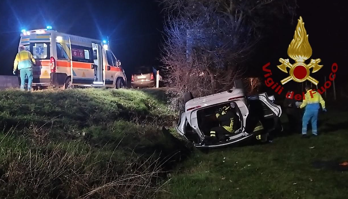 L'auto urta un mezzo di soccorso, finisce fuori strada e si ribalta: due feriti trasportati in ospedale