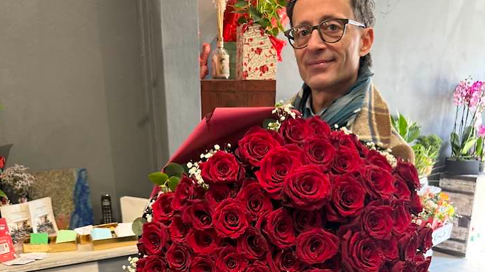 Mirko con il mazzo di rose