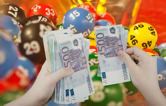 Superenalotto, i numeri di oggi, gioved&igrave; 26 febbraio. Caccia al jackpot da favola: 126,2 milioni di euro