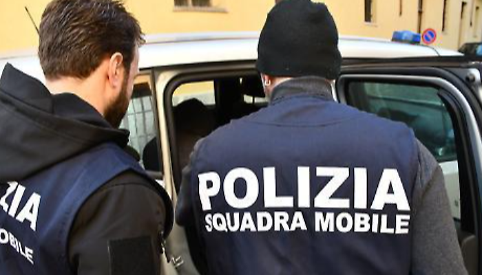 Nasconde la droga sotto le foglie nel parco: arrestato dalla polizia 25enne del Gambia