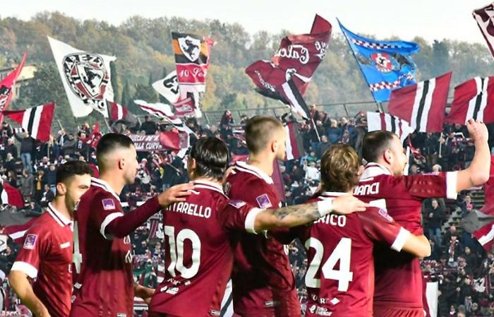 Arezzo, stadio tutto esaurito: il Ravenna giocher&agrave; in una bolgia amaranto. La banda Bucchi pronta all'assalto