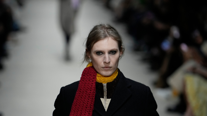 Prada, la collezione che fa ammirare gli abiti ma anche pensare. E il resto della moda insegue i like