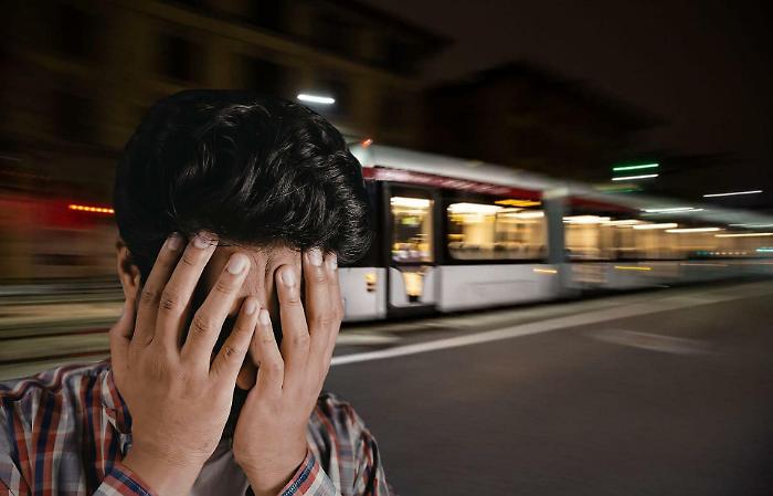 Violenza sessuale shock nella notte di san Valentino: preleva ragazzo di 17 anni sulla tranvia, poi gli abusi. Dopo l'arresto si scusa 