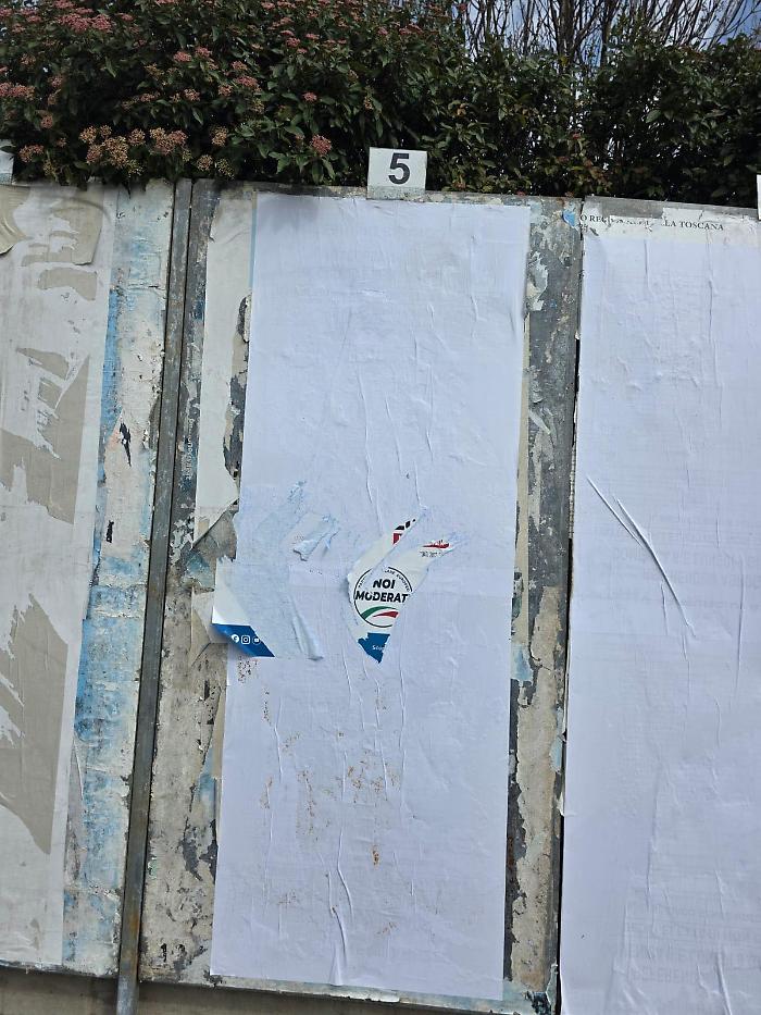 I manifesti strappati sul referendum