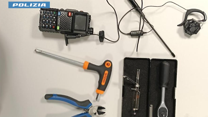 Sorpresi con gli arnesi da scasso sotto i sedili dell'auto: allontanati dal territorio di Arezzo, scatta il foglio di via